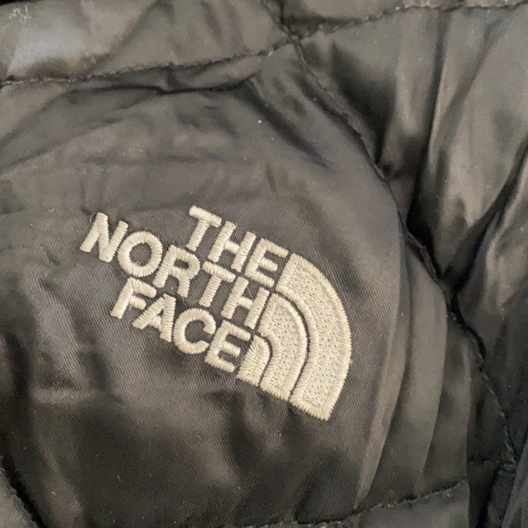 Girls The North Face Aconcagua black puffer down jacket Small 7/8 - Picture 2 of 6